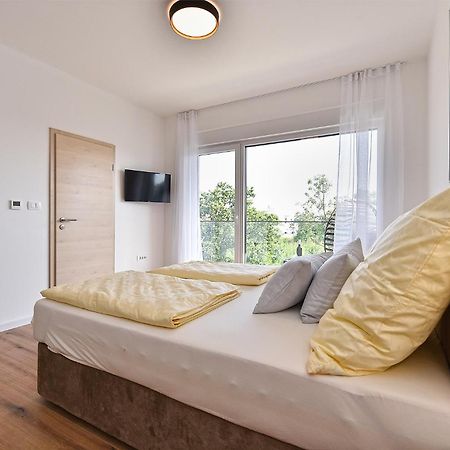 Jlo1 Mit Beheizbarem Pool Vila Peroj Exterior foto