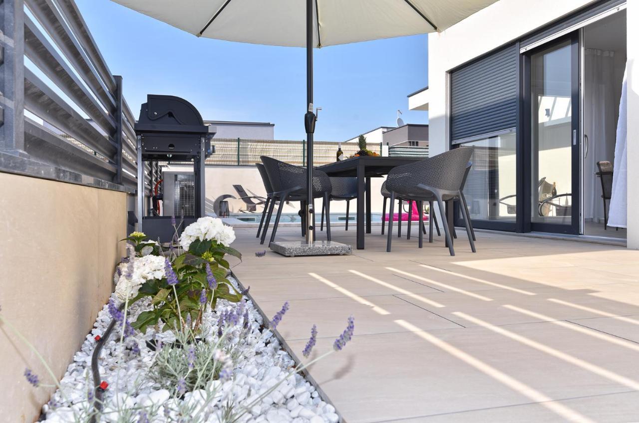 Jlo1 Mit Beheizbarem Pool Vila Peroj Exterior foto