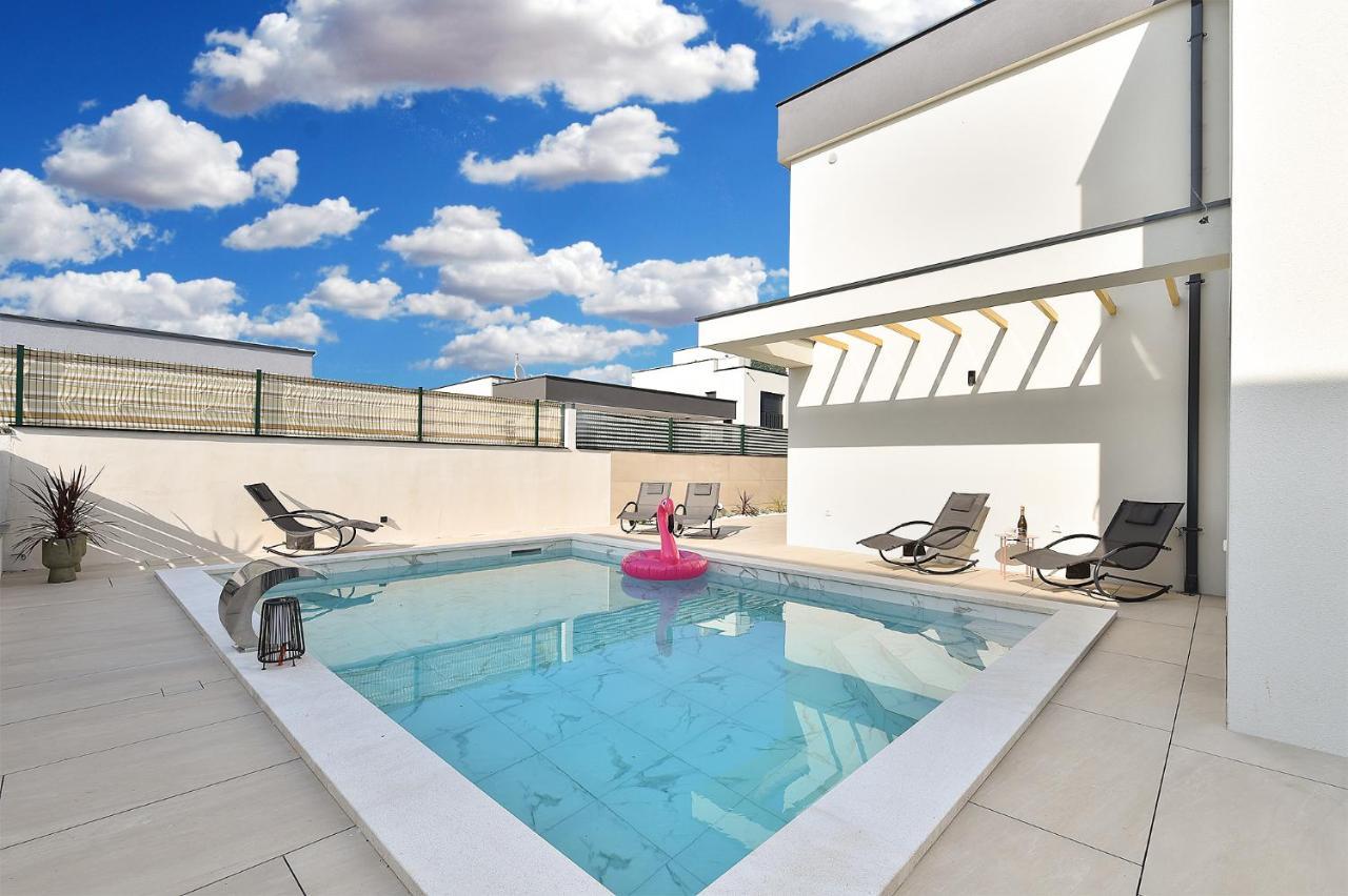 Jlo1 Mit Beheizbarem Pool Vila Peroj Exterior foto