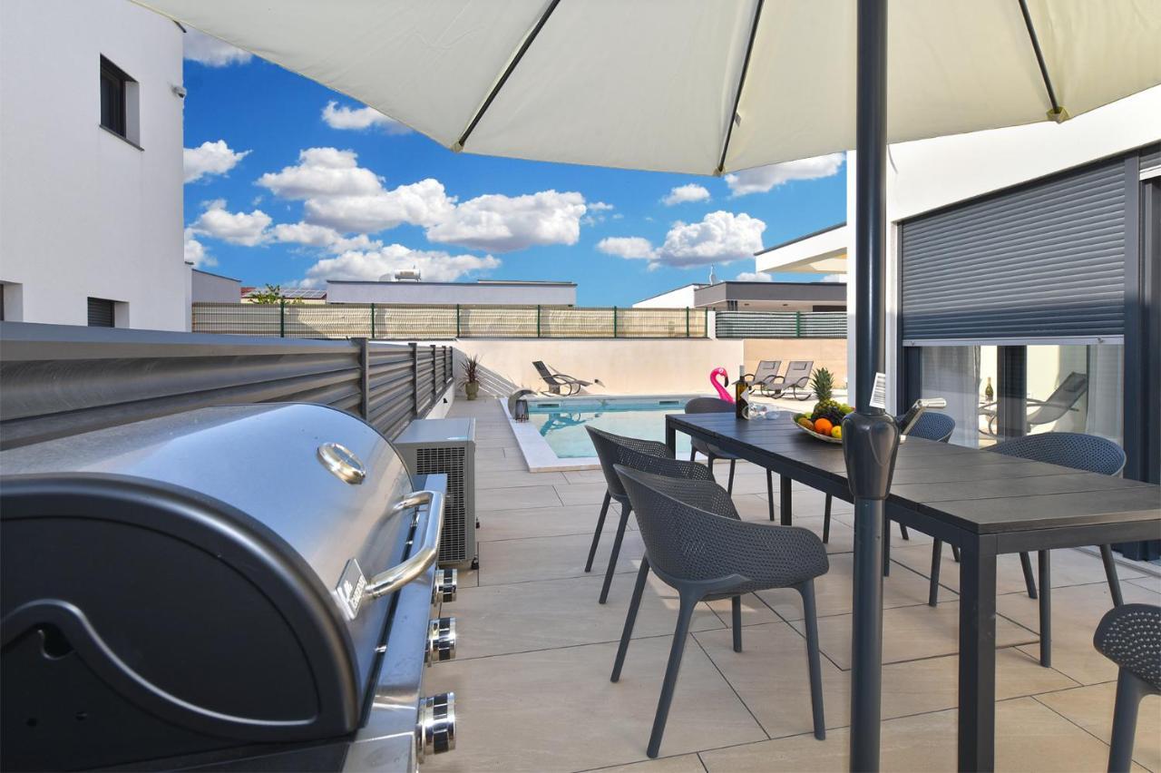 Jlo1 Mit Beheizbarem Pool Vila Peroj Exterior foto